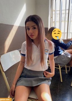 Colegiala insana se abre las nalgas para mandar nudes y hace video follando. 7