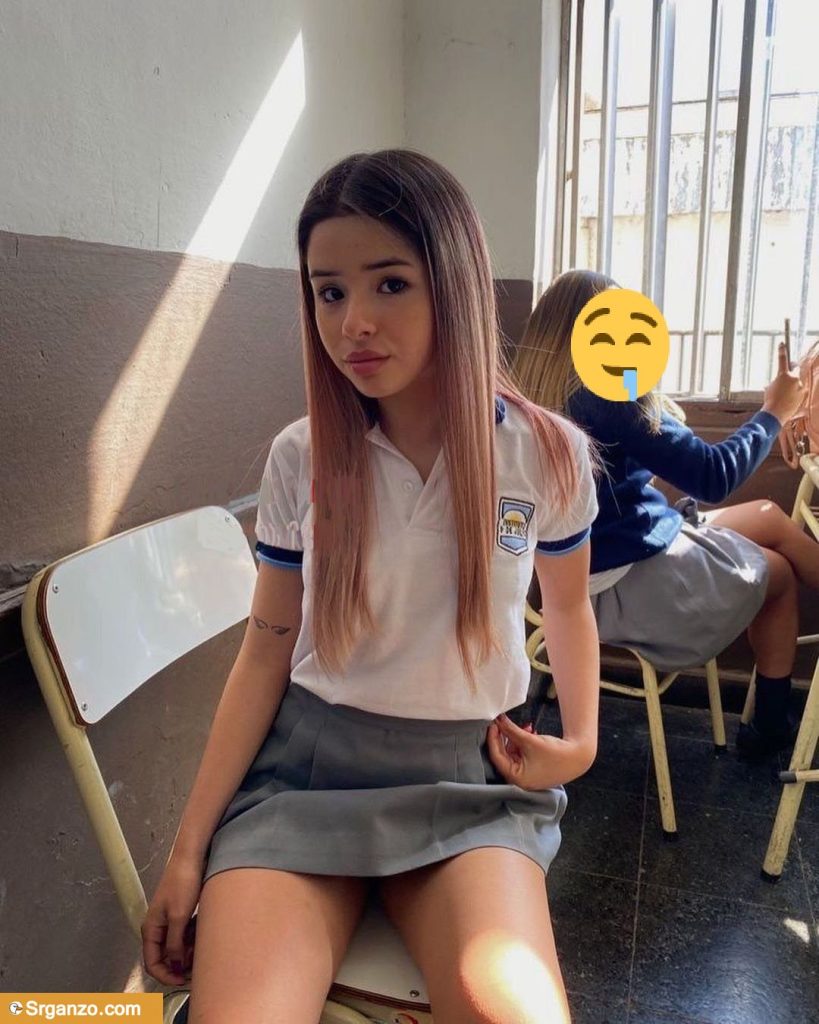 Colegiala insana se abre las nalgas para mandar nudes y hace video follando. 1