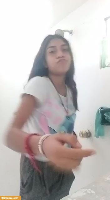 Chavita Amaryanis con su video extraviado en la ducha. 1