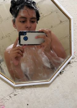 provocando al primo cuando se mete al baño 17