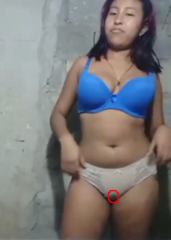 Se quedo solita esta morrita y se le nota la rayita en el calzoncito 4