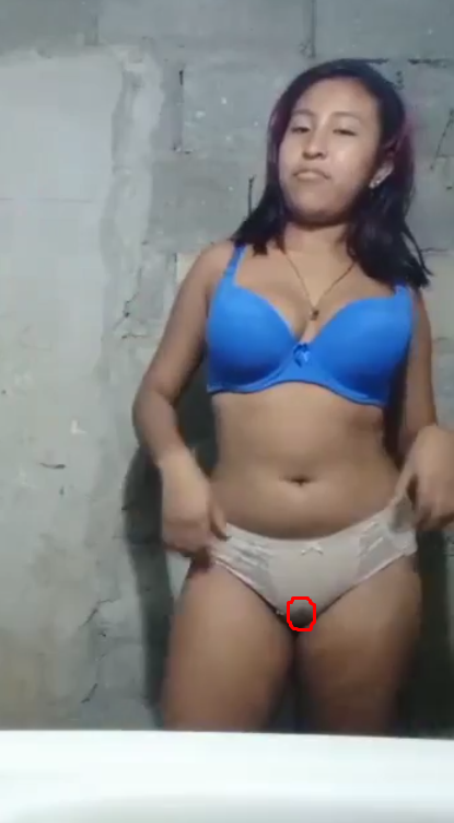 Se quedo solita esta morrita y se le nota la rayita en el calzoncito 1