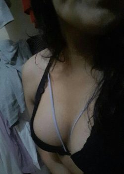 Pendeja putita usando su nuevo consolador 3