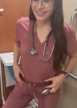 Lo tiene en la mano! Doctora se hace una anal y despues se lo chupa 2