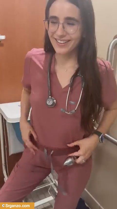 Lo tiene en la mano! Doctora se hace una anal y despues se lo chupa 1