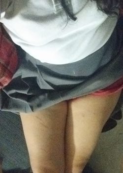 Colegiala bien putita se acuesta en la cama 19