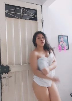 Morena caliente se desnuda para hacer video y casi la descubren. 5