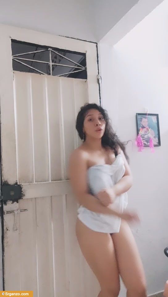 Morena caliente se desnuda para hacer video y casi la descubren. 1