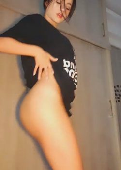 Flaca muestra las nalgas en video y se le sale lo puta. 3