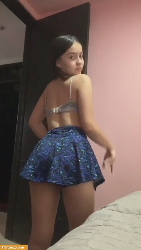 Nenita en falda se quita todo y se masturba. 1