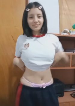 Colegiala tetona se pone juguetona y termina haciendo ricura de pack insano. 5