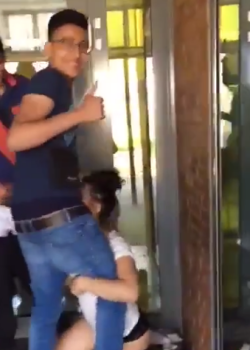 Compañeros universitarios dejandosela chupara por cachonda + VIDEOS 3