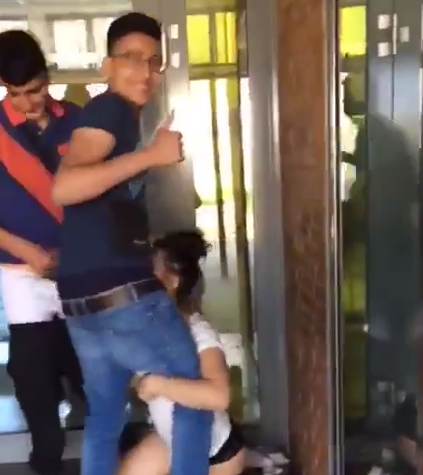 Compañeros universitarios dejandosela chupara por cachonda + VIDEOS 1