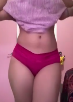 Se alza el vestido la sobrinita con el calzon rojo + VIDEO 3