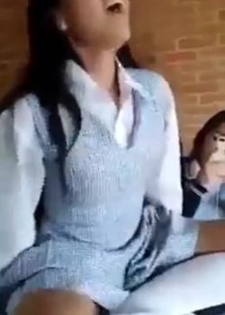 Colegialas Pasaditas De Traviesas En El Aula 2