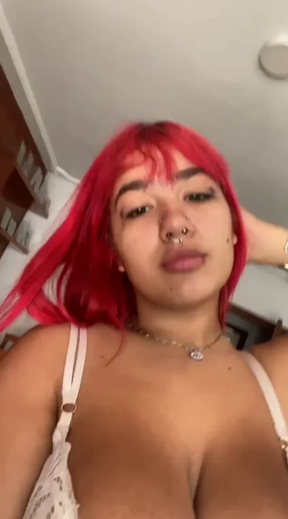 Pendeja pelirroja tetona mamando verga 1