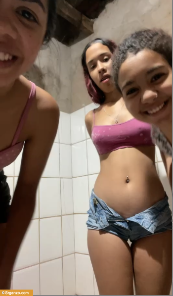 Trio de morras en el baño haciendo cochinade. 1