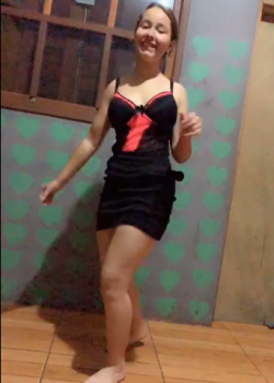 Colegiala tetona y cachonda graba videos bailando desnuda y cogiendo. 4