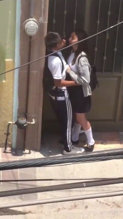 peladita de colegio lo masturba en plena vía publica + VIDEITO 1