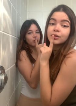 Este par de amiguitas se calientan y se van al baño 3