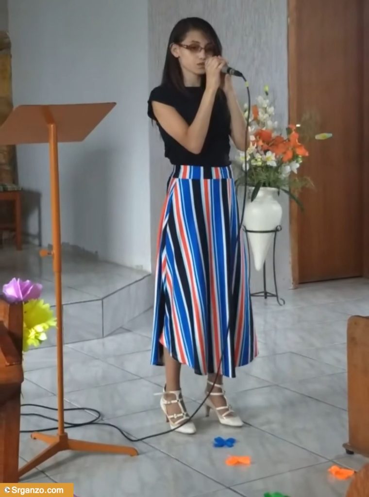 La pastora de la iglesia pierde video mamando verga y follando. 1