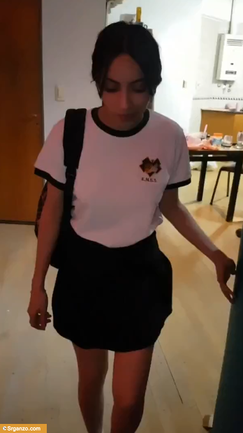 La hermana llega de clases pidiendo verga cuando no están los padres. Video+ 1