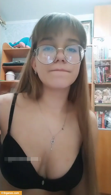 Nenita nerd buenona se masturba y hace video legendario. 1