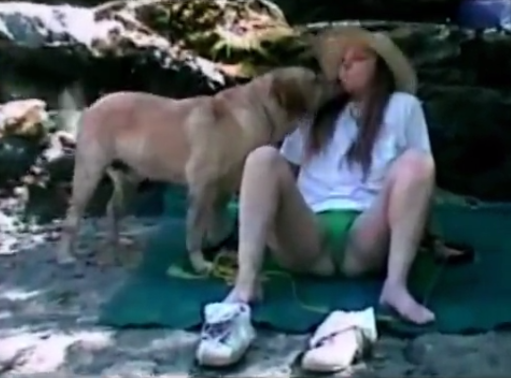 El perro le lame toda la concha a esta morrita + VIDEO 1