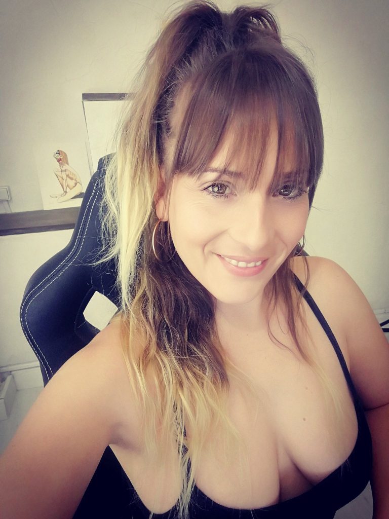 Mi tia esta muy buena y me manda fotoss 1