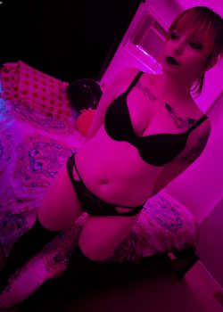 Goth Lily enseñando el cuerpo +nudes 2