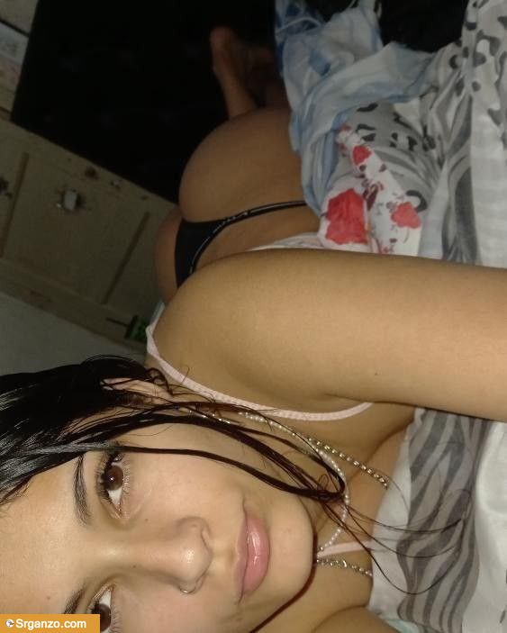 Preciosa adolecente le meten un dedo en el ojete mientras la follan 1