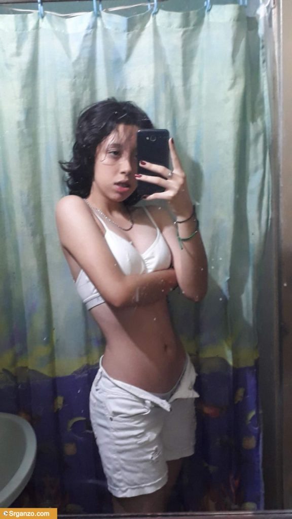 Flaca rica y divina pasa nudes y videos masturbándose. 1
