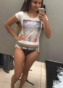 Isabella Davis, pequeña jovencita presumiendo nalgas 1