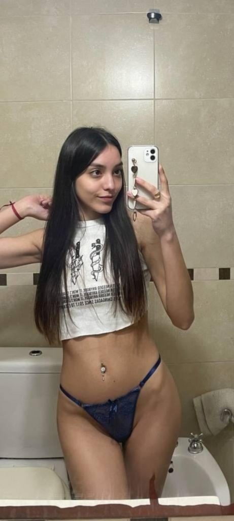 Flaquita culona se graba mostrando todo en su baño 1