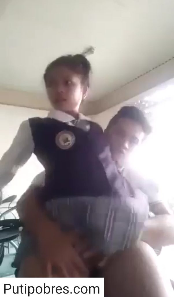 La graban cogiendo en la escuela y los expulsan 1