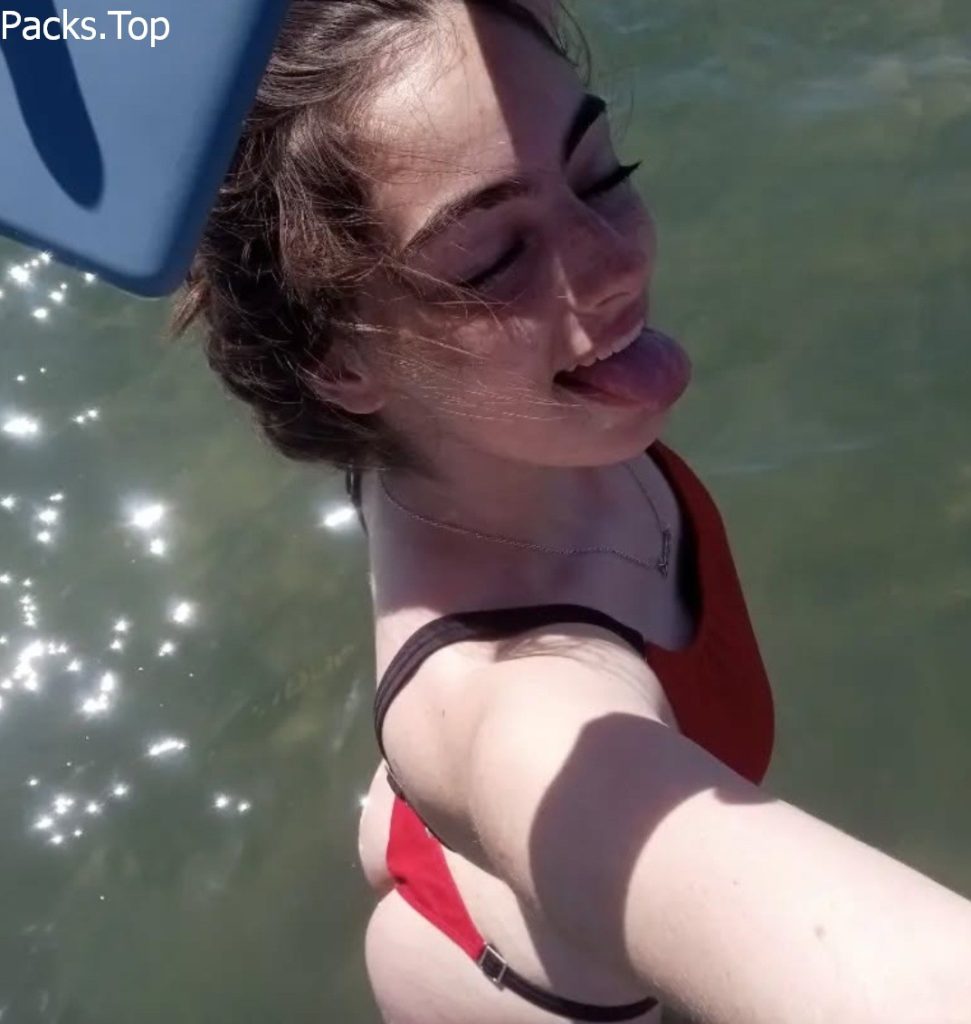 Putita en la piscina +nudes 1
