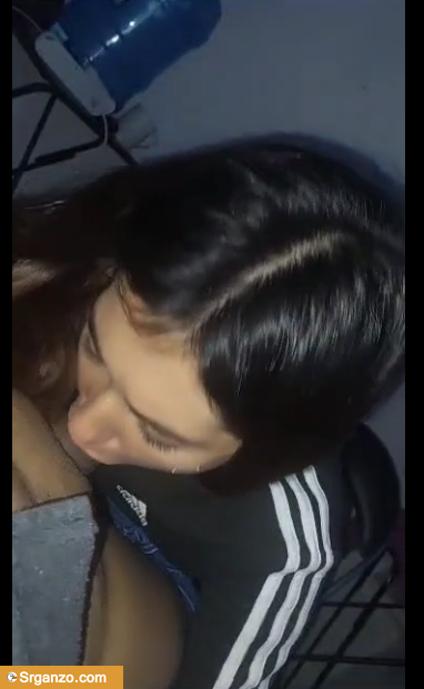 Encantadora jovencita chupa polla 1
