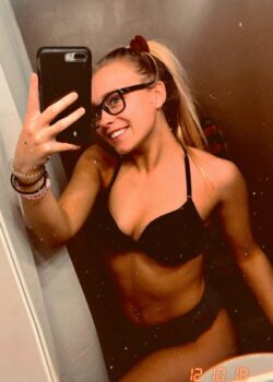 Jenny Gavett Rubia Jovencita Mostrando Tetas Y cogiendo con el Novio 1