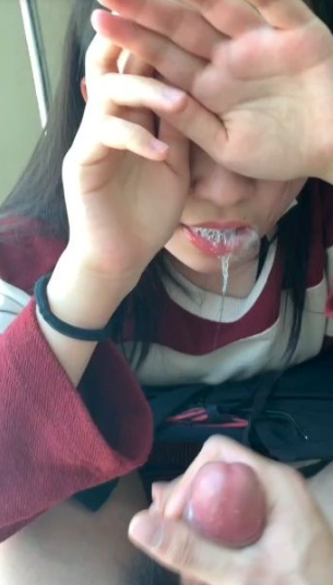 Colegiala la ponen a chupar en las escalera del cole + VIDEO 1