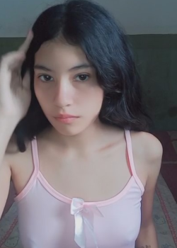 Tierna PELADITA y traviesa mostrando el culo 2