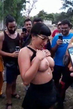 Zorrita baila desnuda y termina toqueteada por todos 1