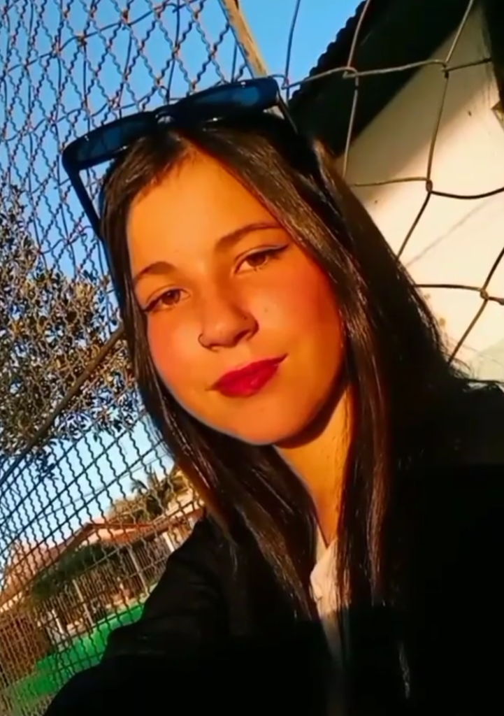 Pendejita colegiala me manda videitos ricos 1