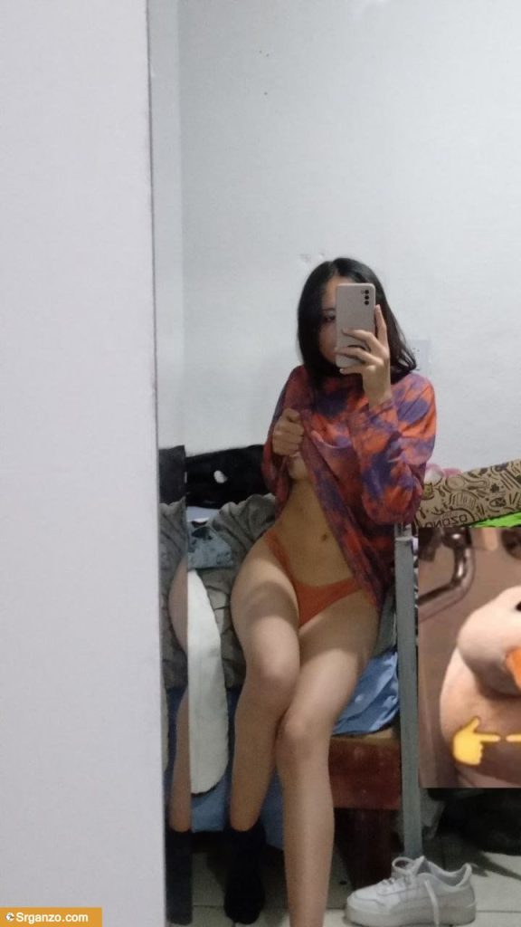 Mi flaca me pasa nudes tocándose cada que compra una nueva lencería. 1