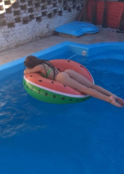Que culo que tiene esta flaquita en la piscina 5
