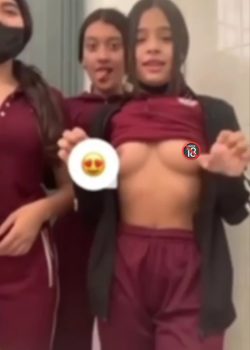Colegialas se van al baño a ver quién está mejor + vídeo completo 19