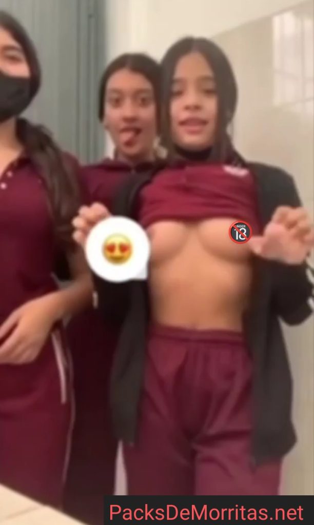 Colegialas se van al baño a ver quién está mejor + vídeo completo 1