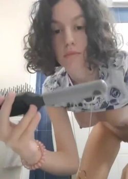Tetona Juguetona Se Masturba Con Su Cepillo 16