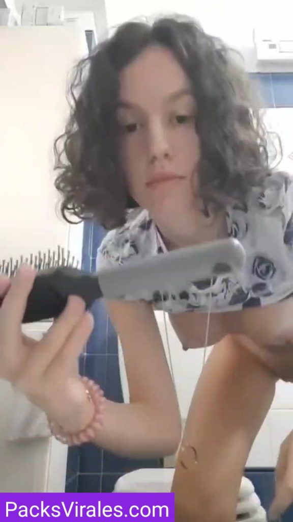 Tetona Juguetona Se Masturba Con Su Cepillo 1