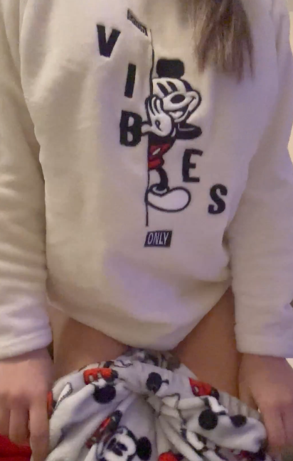 Espera con ansias la hora de dormir para tocarse + video 1