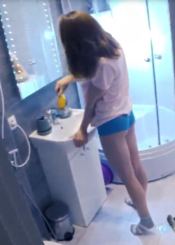 Encuentra a la hermana en pijama y le da una buena follada. 2